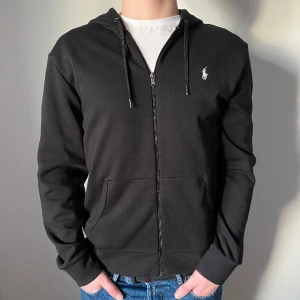 Polo Raulph Laurent hoodie - Polo Raulph Laurent hoodie  Storlek: L sommar passar M Skick: 9/10 Hör gärna av dig vid intresse.👍 