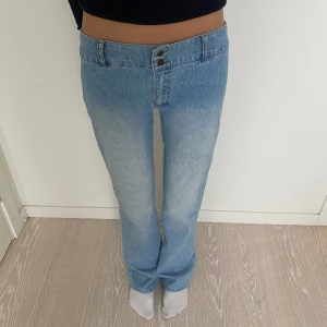 Lågmidjade jeans - Helt sjukt snygga lågmidjade jeans från märket Flash, midjemått 38 cm rakt över, innerbenslängd 82 (jag är 175)❤️