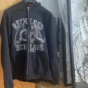 Reckless Scholars - Reckless Scholars hoodie. I princip aldrig använd. 