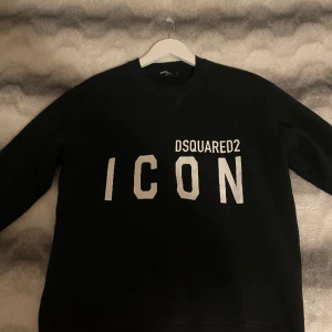 DSQAURED2 TRÖJA - Dsquared2 Tröja i ny skick. Köpt som ett impulsivt köp och därav ingen användning av den. Unik och väldigt fin men ej min passform. Köpt för cirka 3000kr, Snabb och enkel affär endast!