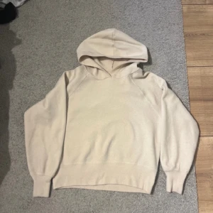 Stickad Hoodie  - Beige stickad Hoodie från märket reserved