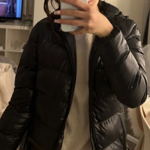Svart glansjacka  - Svart glans jacka ifrån polo club. Storlek XS.💗 Lite lik colmar jackan💗