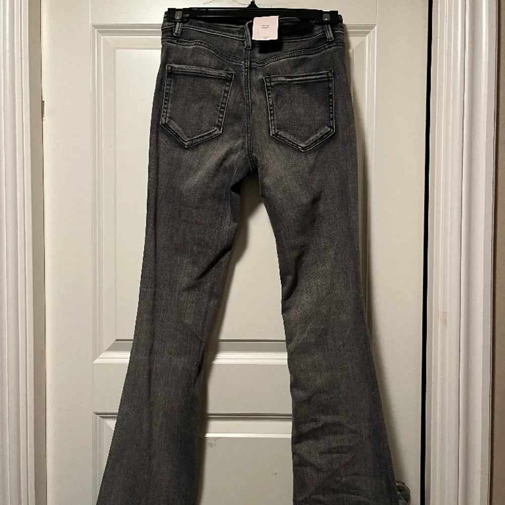 Säljer mina jeans från Veromoda endast testade en gång, säljs pågrund av fel storlek. Storlek S  Längd 32 . Jeans & Byxor.