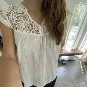 Vit blus  - Vit superfin blus! Knappt använd så i toppen skick. Lånad bild. 💙 50kr rabatt vid köp av två plagg!