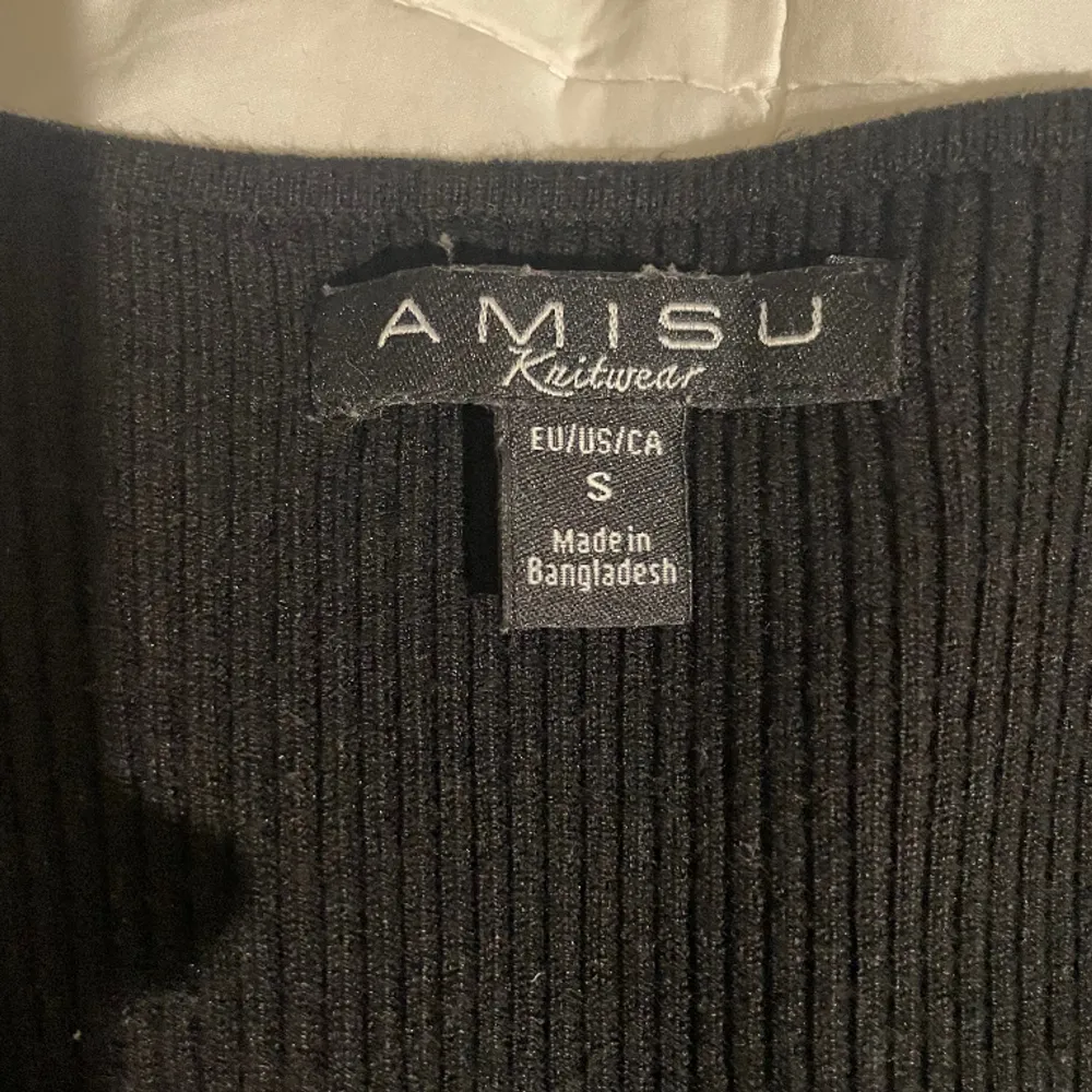 Säljer denna fina tighta tröja från newyorker då den inte kommer till användning❤️Den är väldigt stretchig och passar därför både xs och M skriv gällande frågor. Tröjor & Koftor.
