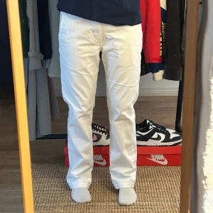 Vita Levi’s chinos  - Snygga vita Levis chinos! Knappt använda och därav inga defekter!🪐står ingen storlek men skulle säga att de passar S