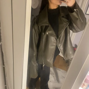 Skinjacka  - Säljer min gråa lite ocersized skin jacka från Gina tricot! Köpt för någon månad sedan och använd ca 2 gånger💞