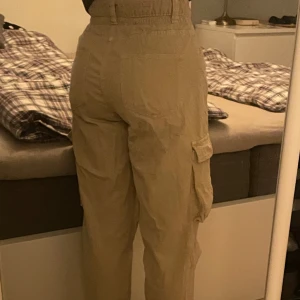 Bershka byxor  - Bersha byxor i storlek 36. I passform straight. Bra skick. 