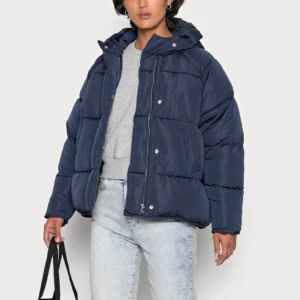 Marinblå vinterjacka - Säljer denna as nice marinblåa vinterjacka som inte säljs längre😍 Den är lagom oversize o jätte varm!! Perfekt nu på vintern. Nypris var 930kr