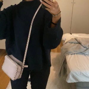Valentino Väska - Skit söt valentino väska i modellen rockstud camera bag, självklart äkta! Dustbag och äktahetsbevis ingår🥰 