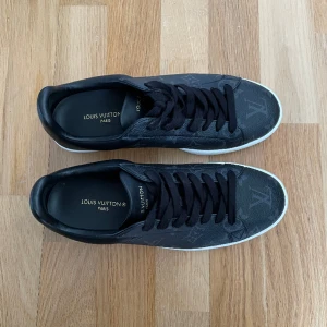 Louis Vuitton skor - Använt nån enstaka gång, helt nya med kartong och kvitto. Storlek 42