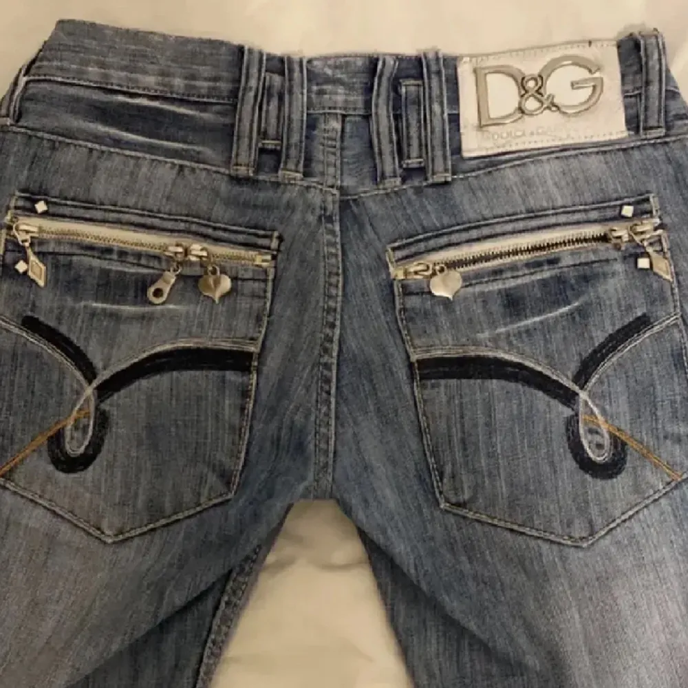 Säljer dessa snygga DG jeans då de har blivit för små för mig. Använd fåtal gånger och bra skick. Jeans & Byxor.