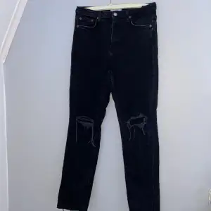 säljer dessa svarta jeans från zara med hål på knäna🖤 jag har klippt av dom så dom är lagom långa på mig som är 164🖤 