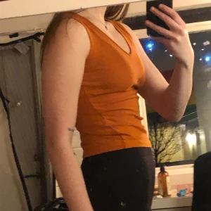 Orange linne - Orange linne i storlek XS men passar S (jag är S). Det är två mini-hål på framsidan som knappt syns.