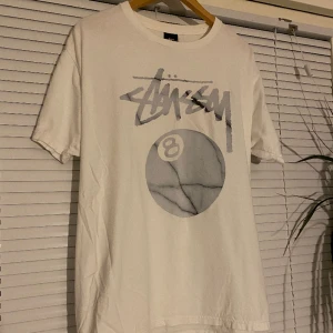 Stussy T-shirt - Stussy 8-ball marble T-shirt i bra skick. Relativt ovanlig! Storlek L. DM vid frågor eller fler bilder. Äkta!