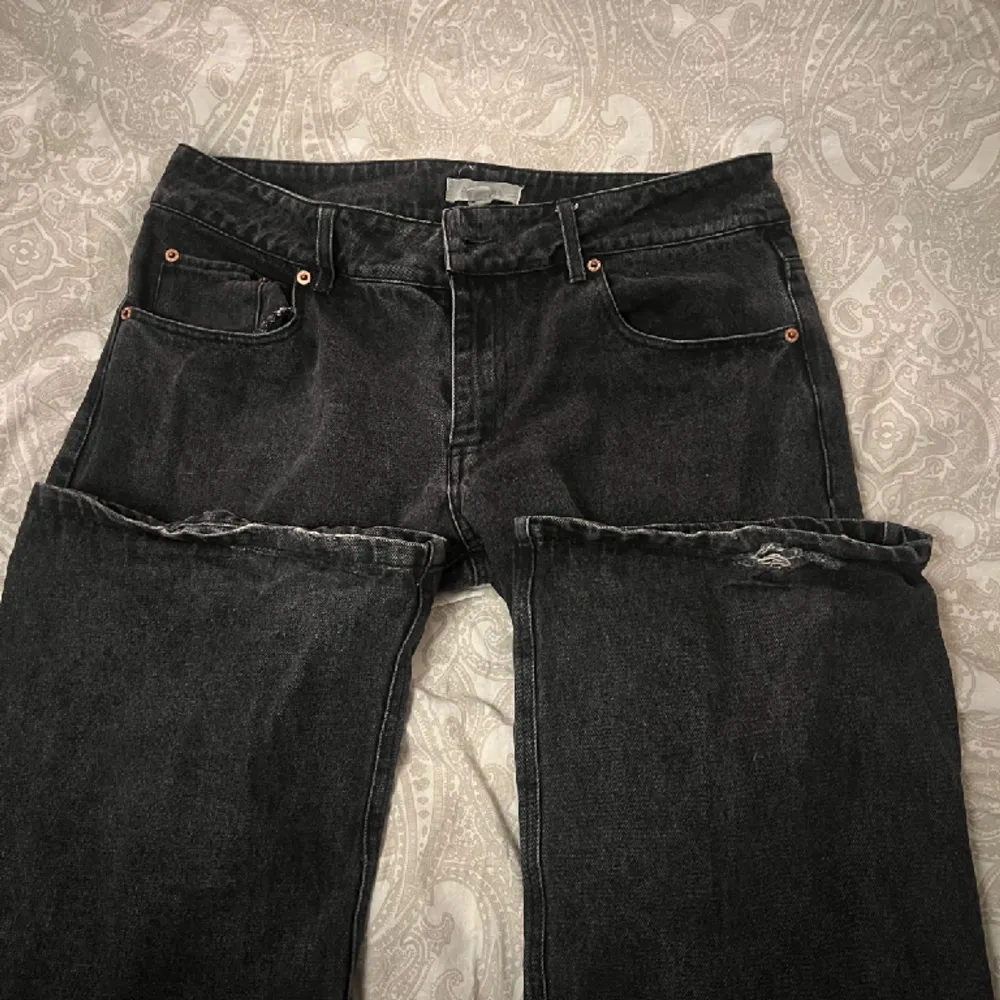 jätte fina lågmidjade alobha label jeans. använd fåtal gånger men känner att dom inte passar mig längre! små slitningar nertill på byxorna   (se bild 2). dem är långa på mig som är runt 165.  nypris 999kr använd gärna köp nu!💗. Jeans & Byxor.