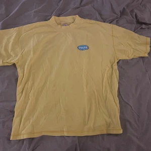 Polar tshirt - Säljes då den inte längre kommer till användning:) finns ett litet hål vid axeln! (se bild 2) 