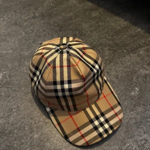 Äkta burberry keps - Hej nu tänkte jag sälja min burberry keps som jag har använt några gånger det är storlek M.Om ni vill ha mer info så kan ni jätte gärna skriva till mig byten kan vara ochså intressant så hör av er  Billigare vid snabb affär!!