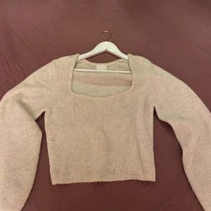 Stickad tröja - Säljer denna beige/ off white tröjan som inte kommer till användning.😊Storlek S men passar även M. Skriv om du har några funderingar💕