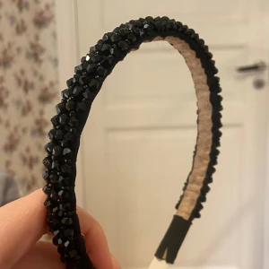 Svart kristall diadem - Jättefint till festligheter som nyår m.m. Fint skick och inte väl använd