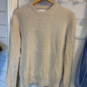 Beige stickad tröja  - En snygg These golry days tröja som är köpt på volt. Använd ett fåtal gånger så tröjan är som ny. Storleken är S men passar även som M. 