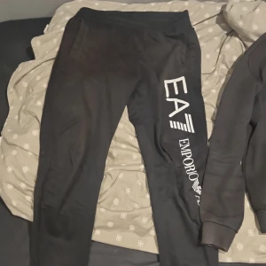 Ea7 mjukisbyxor - Byxorna är S. Nypris ca 800 Köparen står för frakten  Tar emot byten också.
