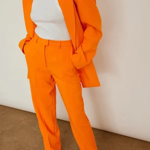 Orange kostym (set) - Skitball kostym som används för sällan i mycket bra skick! Sitter oversized på mig som är storlek S🧡
