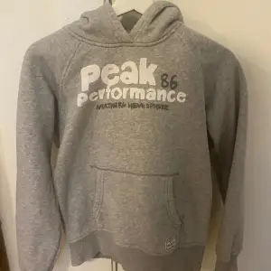 säljer denna jättefina peak&performance tröjan i grå!❣️ använd cirka 5 gånger! jättefint skick🫶🏻 OBS!! säljare står för frakt