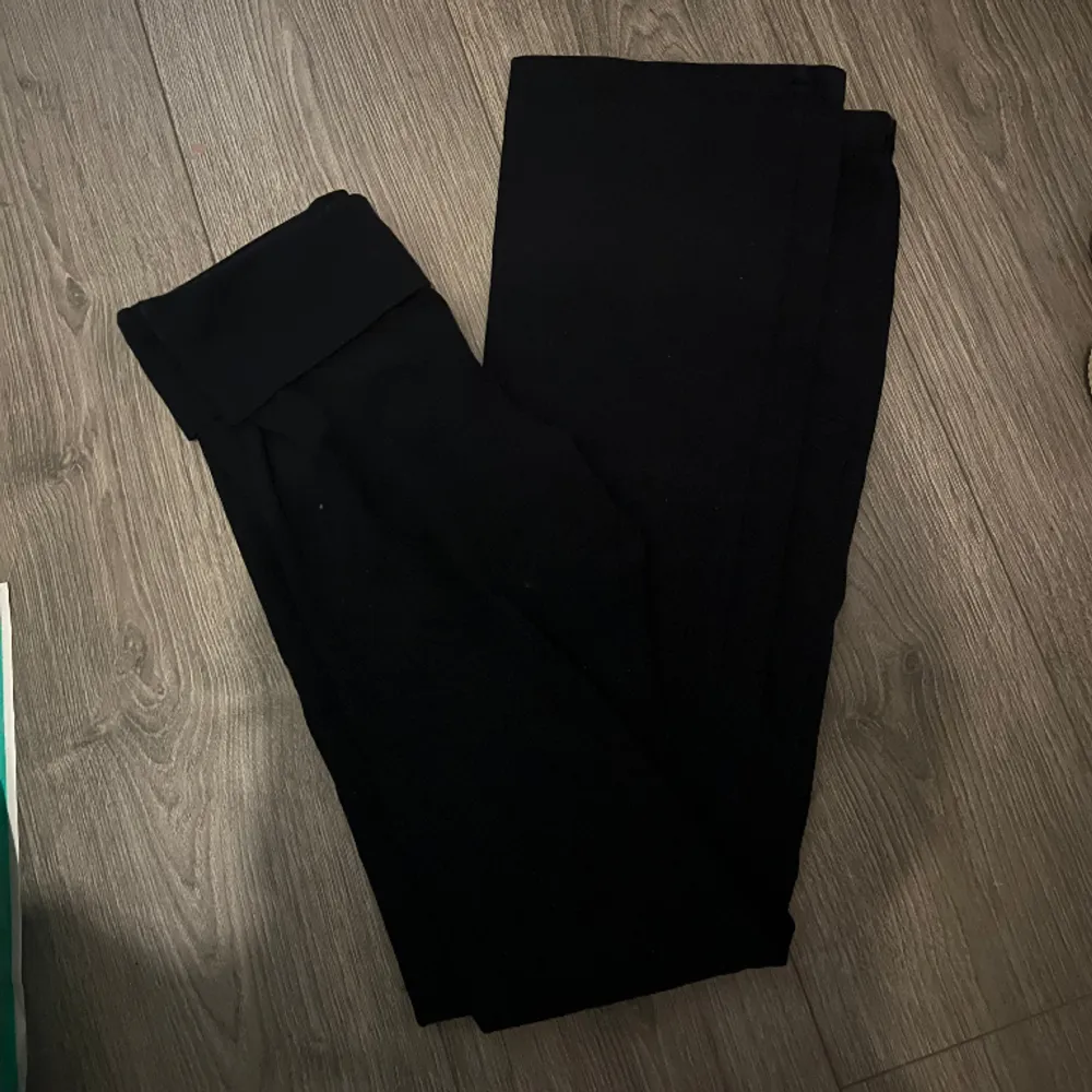 Säljer mina svarta yoga pants från brandy Melville då de är för lång för mig 🤍 som nya, använt nån få gång sen tvättat. Jeans & Byxor.