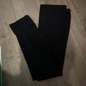 Yoga pants brandy melville - Säljer mina svarta yoga pants från brandy Melville då de är för lång för mig 🤍 som nya, använt nån få gång sen tvättat