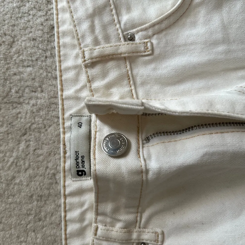 Vita jeans från Gina tricot i storlek 40. Har tyvärr en lite fläck. Jeans & Byxor.