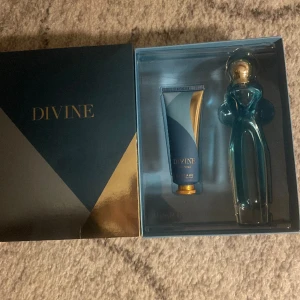Divine gift set - Parfym och handkräm från Oriflame! Aldrig använda, använd gärna köp nu <3 Båda är 50ml <3