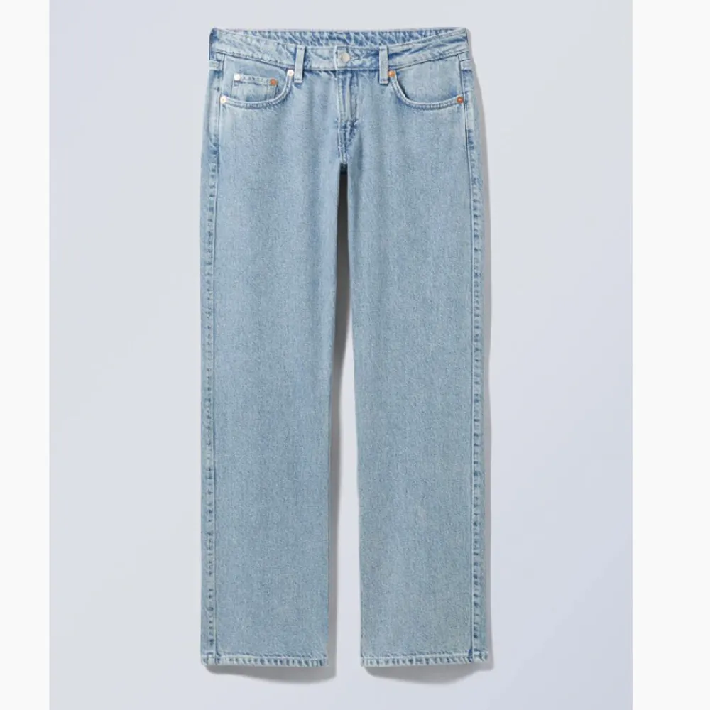 Weekday arrow low straight jeans. Sitter jättefint på. Köpte för ca 500 men säljer för 199. Säljer pga kommer ej till användning. Kontakta mig privat för mer info/bilder💕. Jeans & Byxor.
