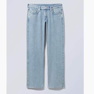 Weekday arrow low straight jeans. Sitter jättefint på. Köpte för ca 500 men säljer för 199. Säljer pga kommer ej till användning. Kontakta mig privat för mer info/bilder💕
