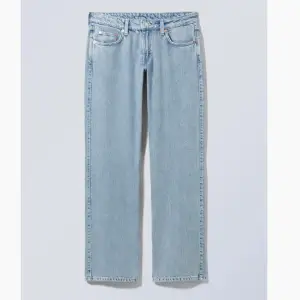 Weekday arrow low straight jeans. Sitter jättefint på. Köpte för ca 500 men säljer för 199. Säljer pga kommer ej till användning. Kontakta mig privat för mer info/bilder💕