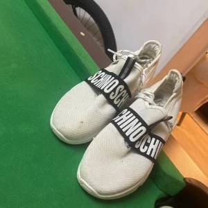 Skor  - En fint vit skor med storlek 39. Har används i några gånger.