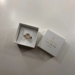 Caroline svedbom ring  - Hejj! Säljer denna ring från Caroline svedbom i färg Ivory Cream Delite.  Säljer pga vill ha den i guld ist.