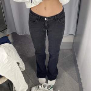 Svarta lågmidjade jeans från H&M. Köparen står för frakten 💝