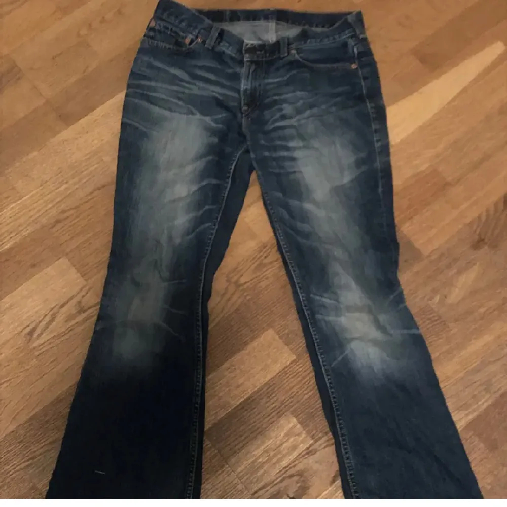 Ett par använda Levis, säljer då de inte kommer till användning längre. Lite slitna längst ner därav lågt pris. Jeans & Byxor.