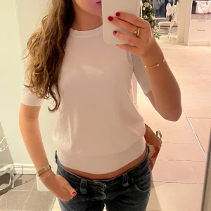 Zara stickad topp - Vit stickad tshirt från Zara. Köparen står för frakten 💝