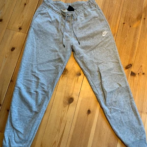 Gråa mjukisbyxor  - Gråa mjukisbyxor i bra skick  Storlek M 80% Bomull 20% Polyester 