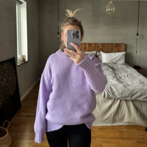Lila stickad tröja  - Stickad lila tröja. Aldrig använd. Skulle säga att den är stor i storleken, detta är en xxs och jag är vanligtvis en xs/s. Så beroende på hur man vill den ska sitta så passar den allt från xxs till S kanske till och med M. 