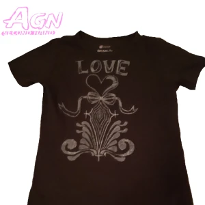 Y2k t-shirt med tryck - Super fin svart t-shirt med ett tryck. Trycket är handmålat av mig med acrylic markers pch inspererat av hjärtan, "love", rosetter och annat krimskrams💕 T-shirten är S och har en tight fit, alltså inte baggy. Ärmarna är hyfsat korta ❤💕