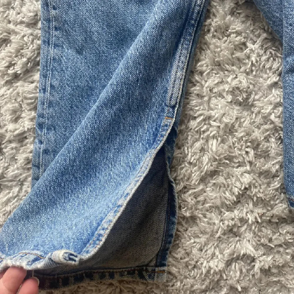Blåa jeans från gina tricot med slits som är slutasålda. Jättefint skick, säljer då de inte passar mig längre😊🫶🏼🫶🏼. Jeans & Byxor.
