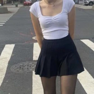 American Apparel tennis skirt - American Apparel tennis skirt, super bra kvalite!! Midjemått 59 cm, längd 34 cm. 🖤
