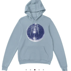 in print we trust - säljer denna hoodien från in print we trust då den blev beställd i fel färg. den är aldrig använd och pris går att diskutera🩵