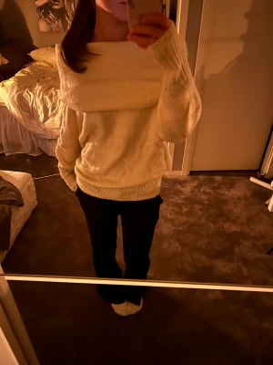 H&M off shoulder stickad - Säljer denna super snygga of shoulder tröjan i storlek S då tröjan inte kommer till användning, tröjan är i ny skick knappt använd, priset går att diskuteras