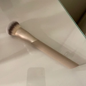 Flaer sminkborste - Säljer sminkborste från flaer i nummer 106 ”buffing foundation brush”. Den är väldigt kompakt och perfekt till foundation eller krämprodukter. Köpte för 149kr, säljer för 60kr. Hör av er vid frågor!