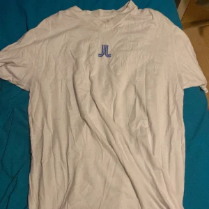 Sjukhus tröja - En sjukhus tröja från region stockholm från när min pappa var inlagd och fick sin tröja avklippt 😅 Kan vara kul till halloween eller något? 🥰