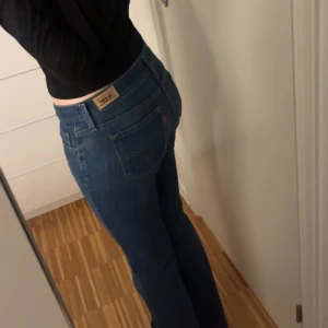 Low bootcut jeans Levis  - Säljer dessa supersnygga och trendiga lågmidjade bootcut jeans från Levis i modellen 545 🫶 säljs då de tyvärr är för korta på mig som är 174 😢 skriv vid frågor eller för fler bilder 😋